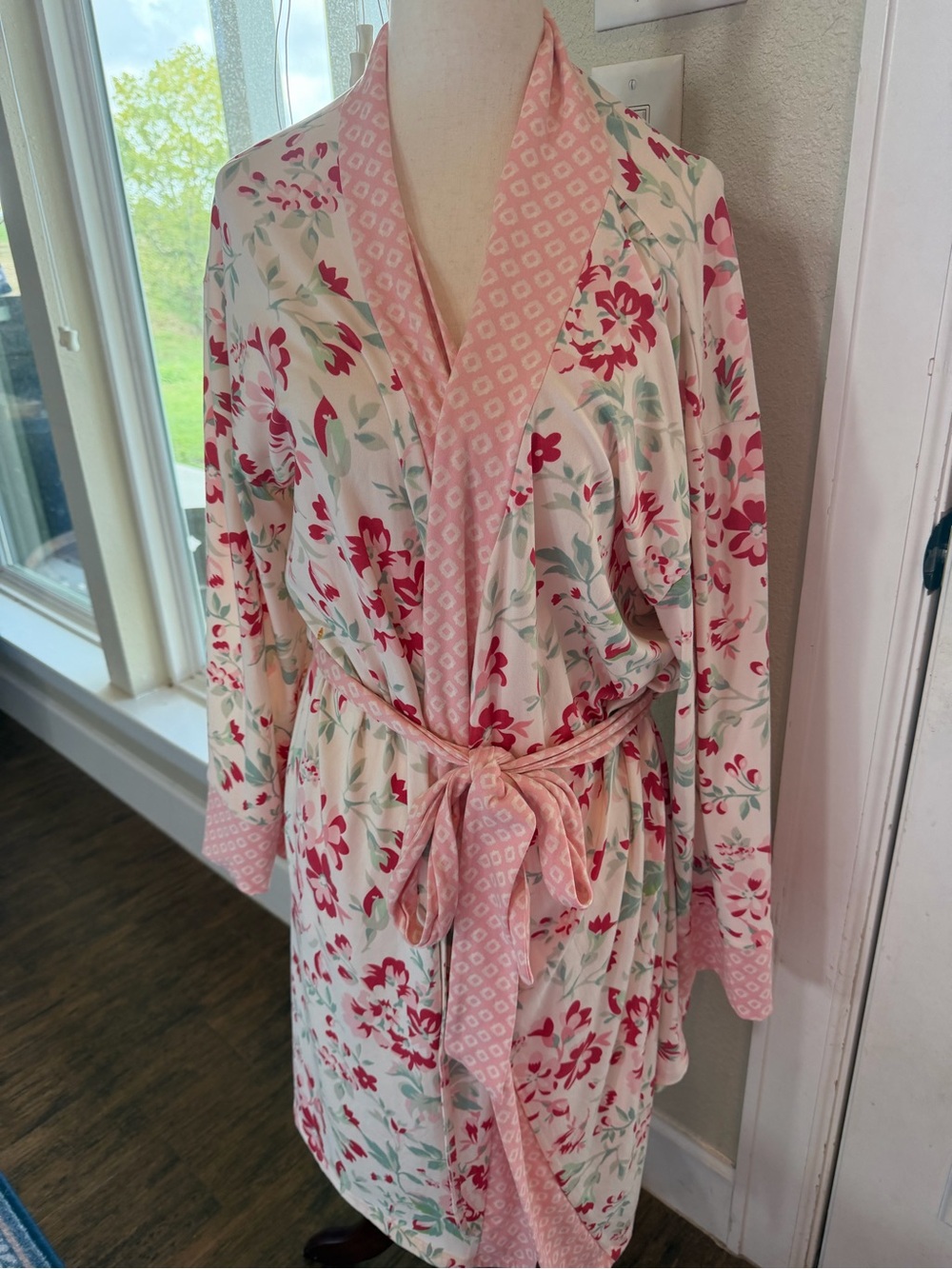 Flora Nikrooz pink floral wrap robe featuring long sleeves XL